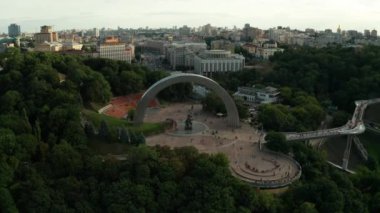 Kiev, Ukrayna-Temmuz 2019: Kiev Halkların Dostluk Kemeri. Ukrayna'nın tarihi manzaraları. Havadan görünüm drone görünümü