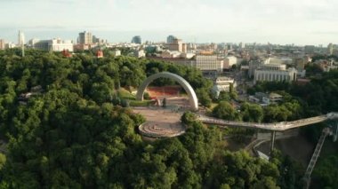 Kiev, Ukrayna-Temmuz 2019: Kiev Halkların Dostluk Kemeri. Ukrayna'nın tarihi manzaraları. Havadan görünüm drone görünümü