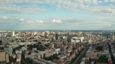 şehirde drone üzerinde Kiev uçuş şehrin panorama evler ve bulutlar ve gökyüzü güzel bir görünüm