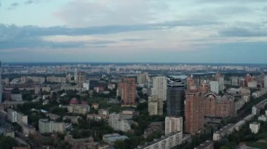 şehirde drone üzerinde Kiev uçuş şehrin panorama evler ve bulutlar ve gökyüzü güzel bir görünüm