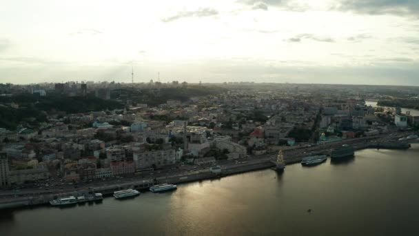 基辅市在河上飞行的全景 欣赏涅珀河 云层和天空的美丽景色 — 图库视频影像