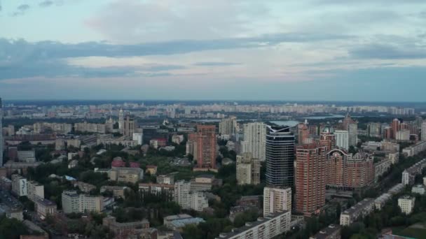 家や雲と空の美しい景色を街のドローンでキエフ飛行の街のパノラマ — ストック動画