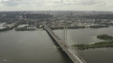 Hava Shot drone görünümü Span Kiev Ukrayna'da güney köprüsü etrafında yana