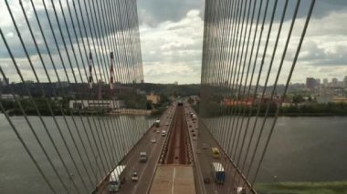 Gergin halatlar arasında güney köprüsü içinde Aerial Shot drone görünümü Span