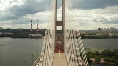 Gergin halatlar arasında güney köprüsü içinde Aerial Shot drone görünümü Span