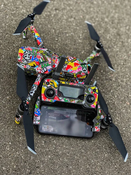 Hava uçuşa hazırlanmak için grafik kaplı drone