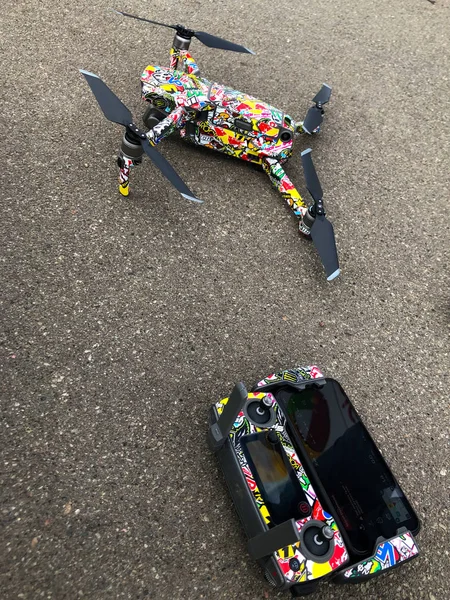 Hava uçuşa hazırlanmak için grafik kaplı drone