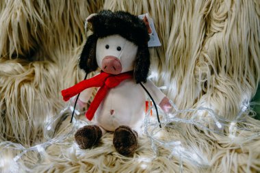       Noel çelenk tarafından çevrili bir saman arka plan üzerinde güzel peluş domuz yavruları