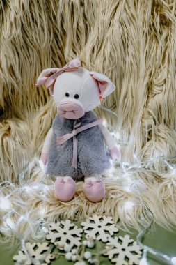       Noel çelenk tarafından çevrili bir saman arka plan üzerinde güzel peluş domuz yavruları