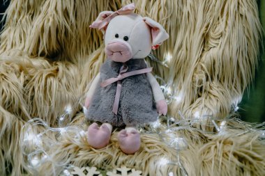       Noel çelenk tarafından çevrili bir saman arka plan üzerinde güzel peluş domuz yavruları