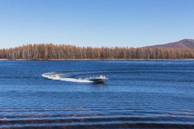 Yüzeyde yüksek hıza sahip sürat teknesi