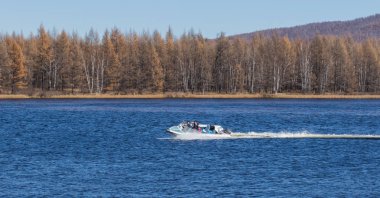 Yüzeyde yüksek hıza sahip sürat teknesi