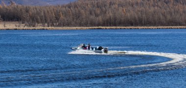 Yüzeyde yüksek hıza sahip sürat teknesi