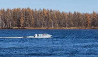 Yüzeyde yüksek hıza sahip sürat teknesi