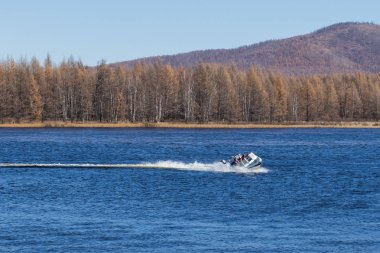 Yüzeyde yüksek hıza sahip sürat teknesi