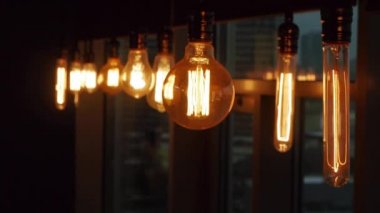 İlerlemeye asılı lambalar