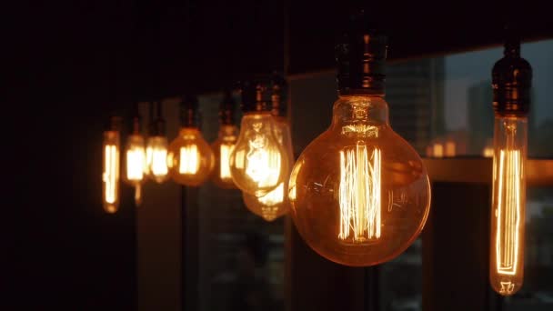 Lámparas Que Cuelgan Balancean Alrededor — Vídeos de Stock