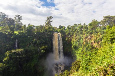 Vahşi orman tarafından çevrili bir şelale peyzaj. Kenya, Afrika