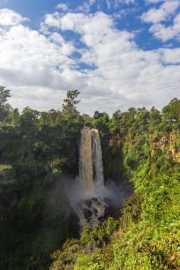 Bir şelale ve bulutlar ile manzara. Thompson şelale. Kenya, Afrika