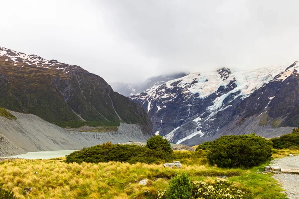 南アルプスの風景です 湖の雪に囲まれて帽をかぶった山々 ニュージーランド — ストック写真