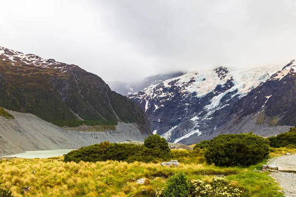 雪の山に囲まれた湖 南アルプス ニュージーランド — ストック写真
