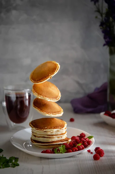 Pannkakor Flyger Ner Bär Och Bordet Royaltyfria Stockfoton