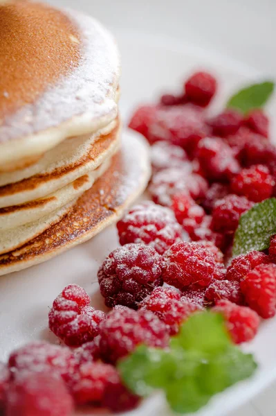 Pannkakor Med Hallon Och Mynta Frukost — Stockfoto