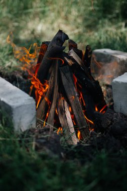 Yakacak odun, kamp ateşi, dinlenme.