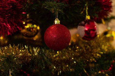 Noel ağacındaki süslemeler