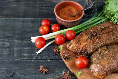 çiğ tavuk göğsü ile baharat, ızgara için hazır