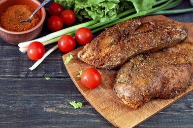 çiğ tavuk göğsü ile baharat, ızgara için hazır