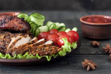 keser, bir ızgara pişmiş tavuk fileto