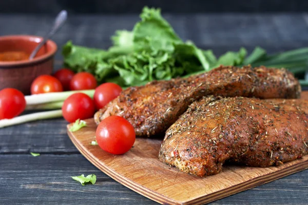 Rohe Hühnerbrust Mit Gewürzen Fertig Zum Grillen — Stockfoto