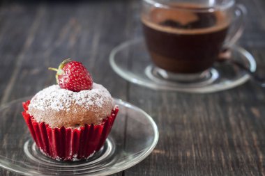 Ahşap bir masa üzerinde taze çilek ile cupcakes