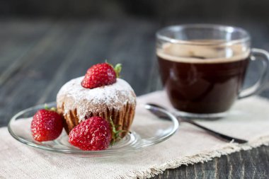 Ahşap bir masa üzerinde taze çilek ile cupcakes