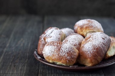 Ev yapımı ekmek rulo süt ile ahşap bir masaya