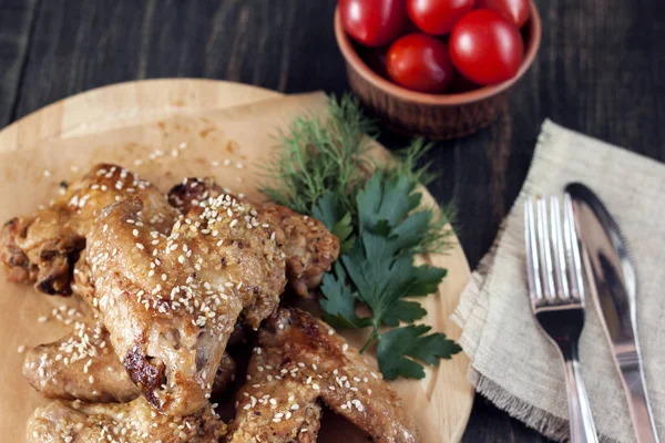 Asas Frango Fritas Uma Tábua Rústica Fundo Madeira Preta — Fotografia de Stock