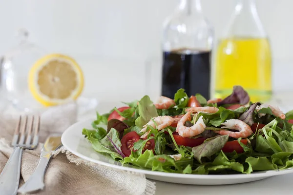 Ensalada Con Gambas Mesa Comida Dietética —  Fotos de Stock