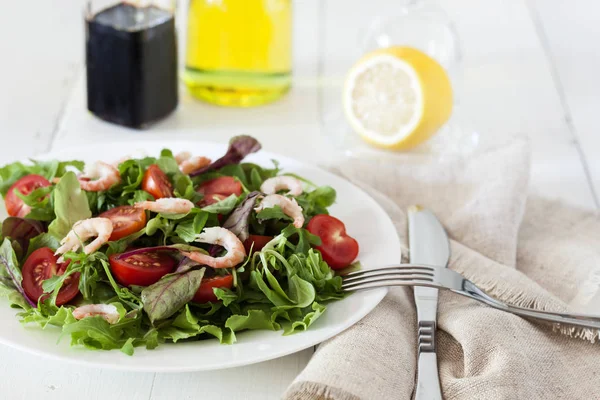 Insalata Con Gamberetti Sul Tavolo Cibo Dietetico — Foto Stock