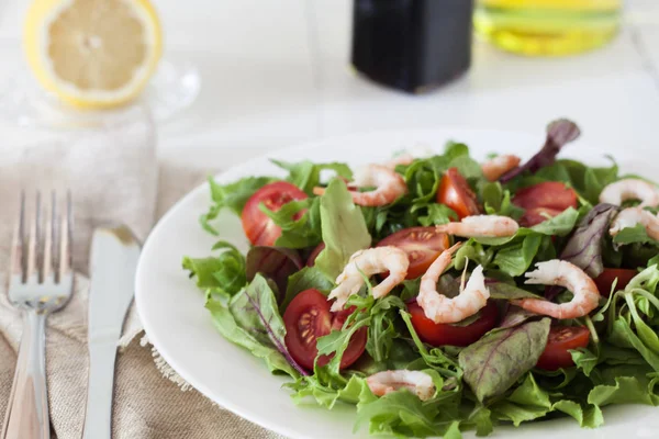 Salade Aux Crevettes Sur Table Alimentation Diététique — Photo