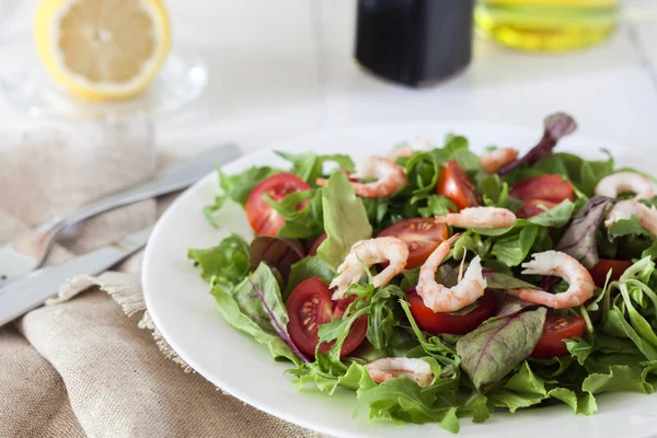 Salat Mit Garnelen Auf Dem Tisch Diätfutter — Stockfoto