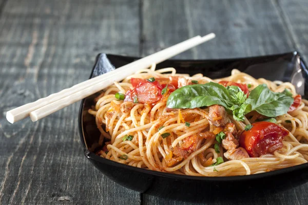 Spaghetti Salsa Pomodoro Con Pollo Pomodori Decorati Con Prezzemolo Tavolo — Foto Stock