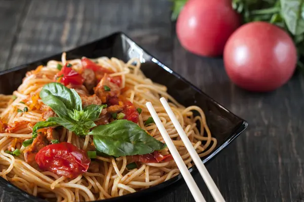 Spaghetti Salsa Pomodoro Con Pollo Pomodori Decorati Con Prezzemolo Tavolo — Foto Stock