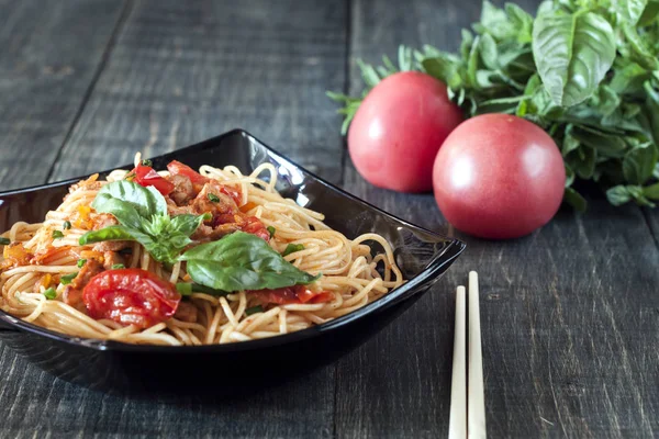 Spaghetti Salsa Pomodoro Con Pollo Pomodori Decorati Con Prezzemolo Tavolo — Foto Stock