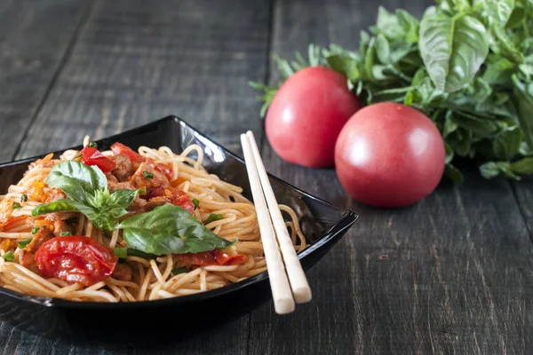 Espaguetis Salsa Tomate Con Pollo Tomates Decorados Con Perejil Sobre — Foto de Stock