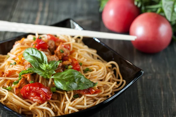 Spaghetti Salsa Pomodoro Con Pollo Pomodori Decorati Con Prezzemolo Tavolo — Foto Stock