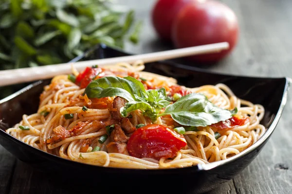 Spaghetti Salsa Pomodoro Con Pollo Pomodori Decorati Con Prezzemolo Tavolo — Foto Stock