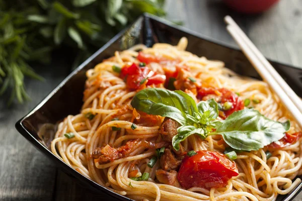 Spaghetti Salsa Pomodoro Con Pollo Pomodori Decorati Con Prezzemolo Tavolo — Foto Stock