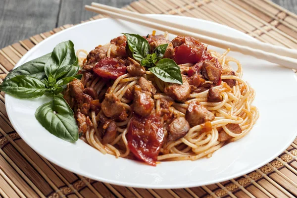 Spaghetti Salsa Pomodoro Con Pollo Pomodori Decorati Con Prezzemolo Tavolo — Foto Stock