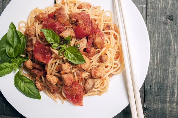 Spaghetti Salsa Pomodoro Con Pollo Pomodori Decorati Con Prezzemolo Tavolo — Foto Stock